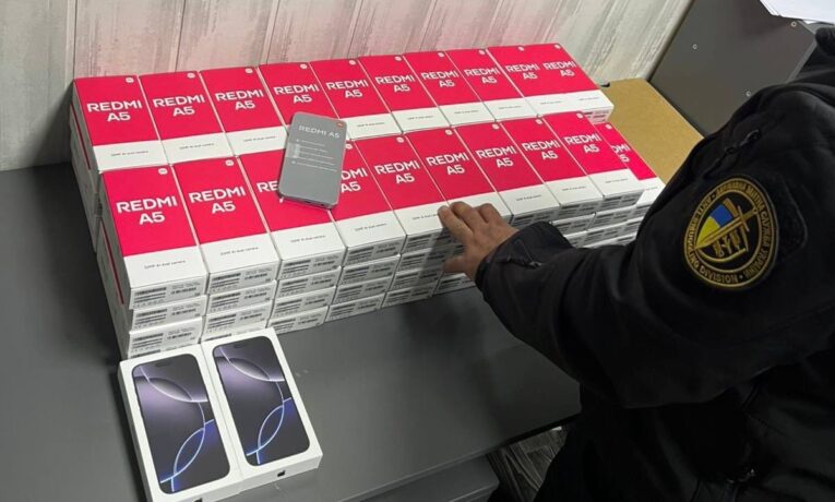 На Порубному Чернівецькі митники викрили контрабанду телефонів