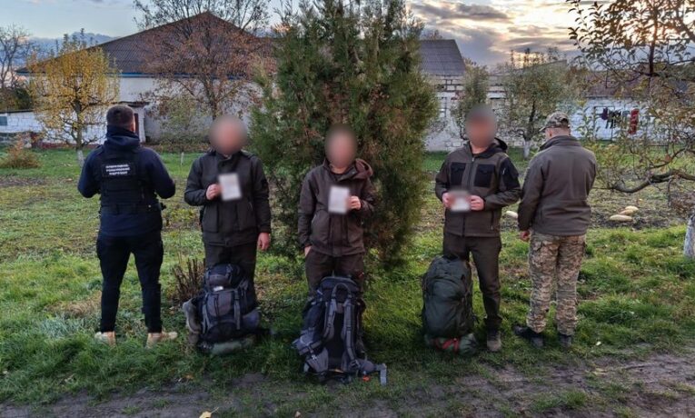 Йшли за картою з Telegram-каналу: біля кордону на Буковині затримали трьох чоловіків