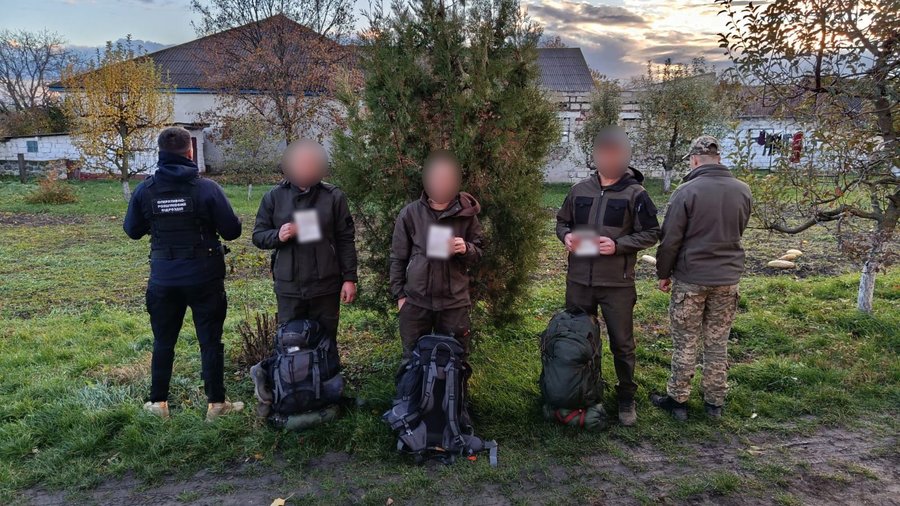 Йшли за картою з Telegram-каналу: біля кордону на Буковині затримали трьох чоловіків