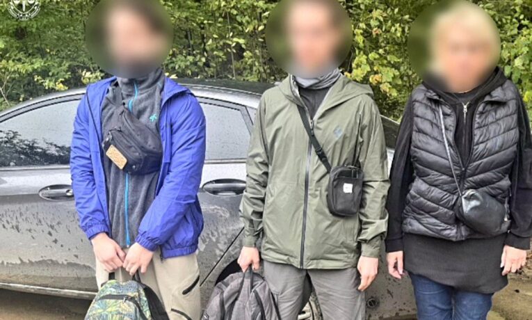 На Буковині затримали жительку Київщини, яка намагалася незаконно переправити за кордон двох чоловіків