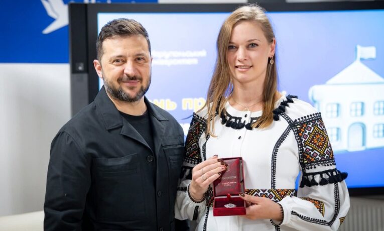 Президент України нагородив двох освітянок з Буковини почесними званнями