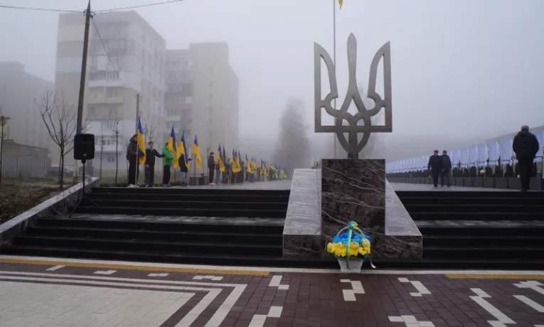 У Новодністровську відкрили оновлену Алею Слави Героїв