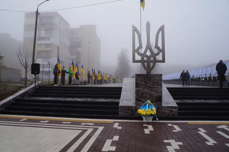 У Новодністровську відкрили оновлену Алею Слави Героїв
