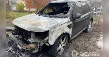 У Чернівцях затримали двох осіб, які підпалили автомобіль Land Rover