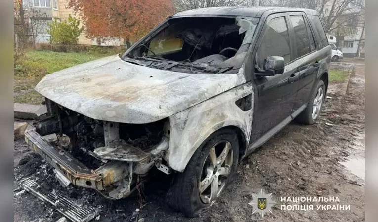У Чернівцях затримали двох осіб, які підпалили автомобіль Land Rover
