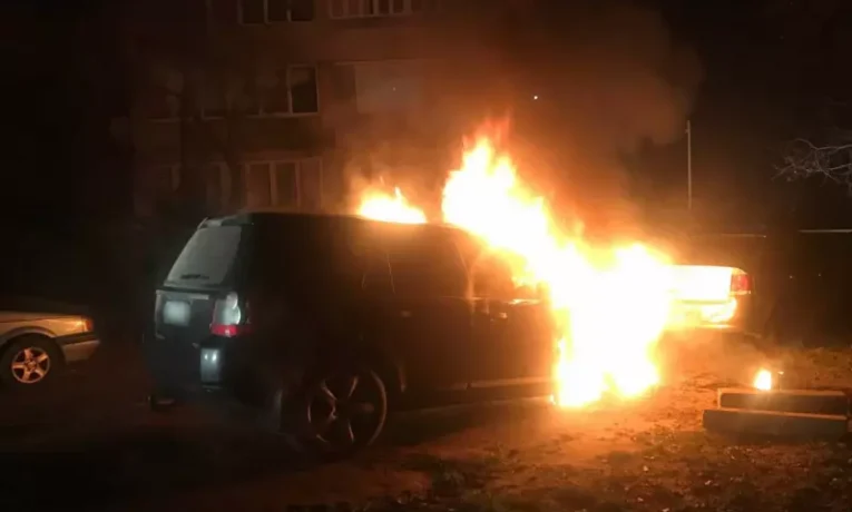 У спальному районі Чернівців загорівся автомобіль Land Rover Freelander