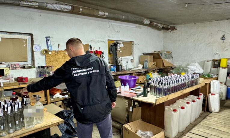 На Буковині викрили підпільний «алкогольний завод»