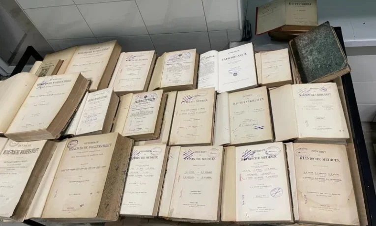 На Буковині виявили старовинні книги, які хотіли вивезти до Румунії