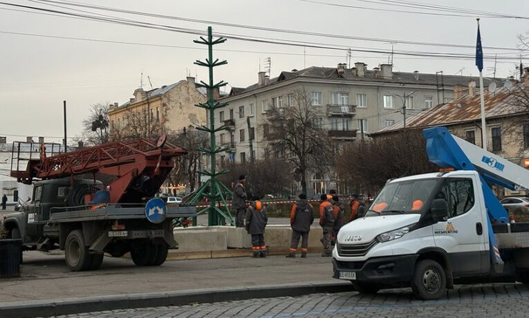 На Соборній площі Чернівців почали встановлювати новорічну ялинку – на ділянці перекрили рух авто
