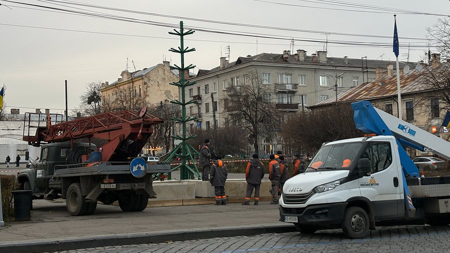 На Соборній площі Чернівців почали встановлювати новорічну ялинку – на ділянці перекрили рух авто