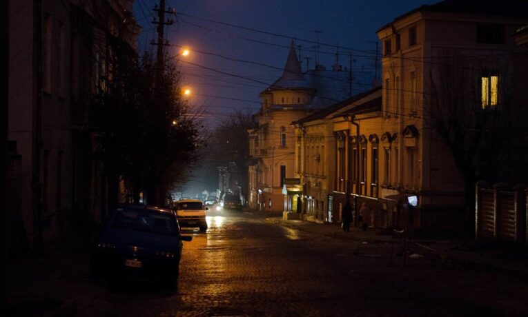 У Чернівцях фіксують збої у роботі вуличного освітлення через перепади напруги в енергосистемі
