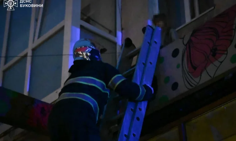 Надзвичайники врятували дитину з підвіконня другого поверху у Чернівцях