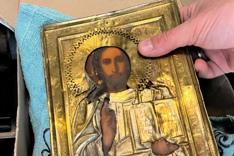 На Буковині прикордонники виявили у мікроавтобусі старовинну ікону: знахідку передали на експертизу