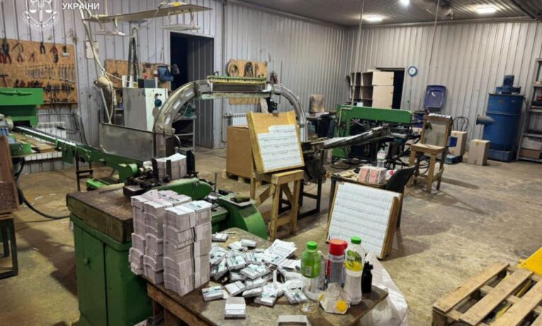 Контрафакт і мільйонні тіньові потоки: на Буковині викрили нелегальне виробництво сигарет