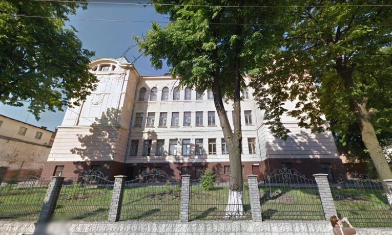 У ліцеї в центрі Чернівців облаштують додатковий евакуаційний вихід