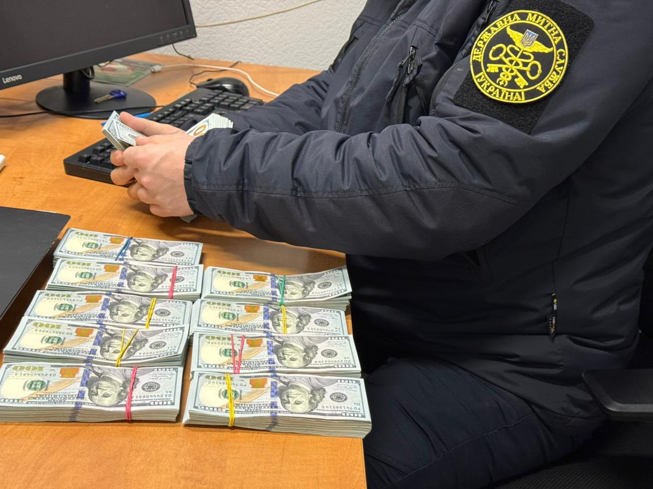 На Буковині жінка намагалася вивезти до Румунії 100 тисяч доларів, приховавши їх під одягом