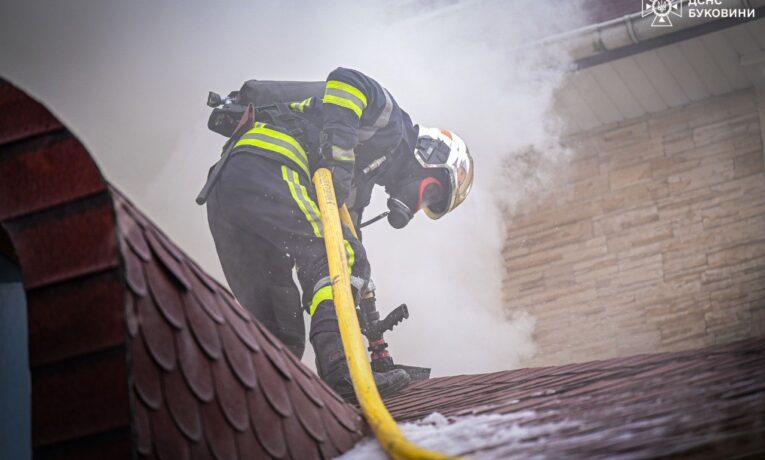 На Буковині вибухнула акумуляторна батарея інверторної станції — згорів генератор у гаражі