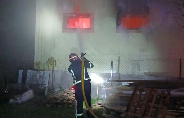 У Глибоці пенсіонер ледь не загинув  у власному будинку під час пожежі