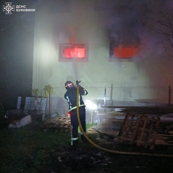 У Глибоці пенсіонер ледь не загинув  у власному будинку під час пожежі