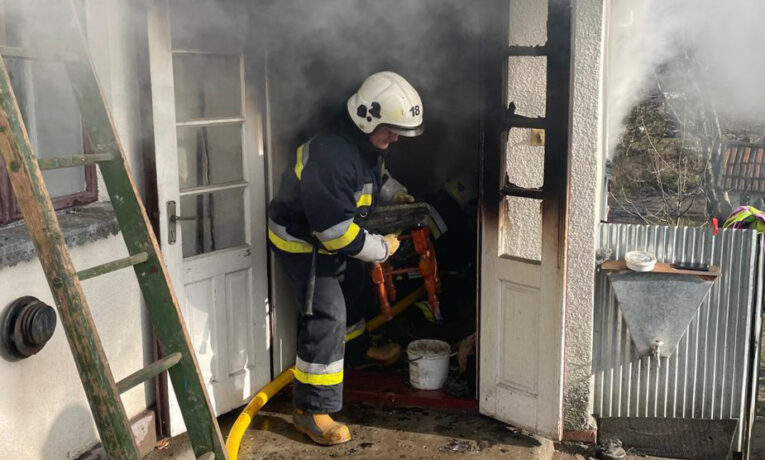 Брусниця та Путила: пожежі виникли на Буковині у житловому будинку і гаражі