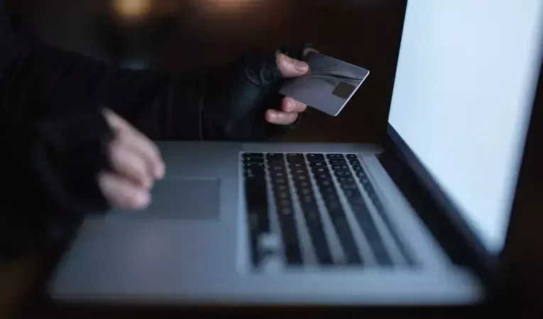 Пенсіонерка з Чернівців віддала шахраям понад пів мільйона гривень, повіривши у “вирішення проблем із законом”