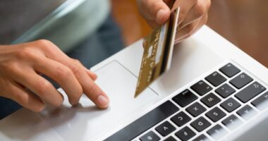 На Буковині шахраї виманили у чоловіка 40 тисяч гривень, представившись працівниками банку