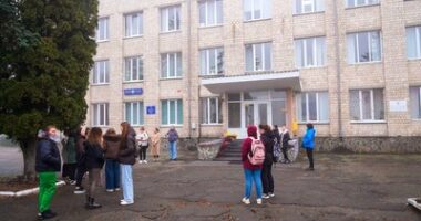 У школах Хотинської громади учні вчаться дистанційно, бо немає опалення: частина батьків вдруге зібрались під міськрадою