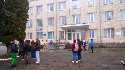 У школах Хотинської громади учні вчаться дистанційно, бо немає опалення: частина батьків вдруге зібрались під міськрадою