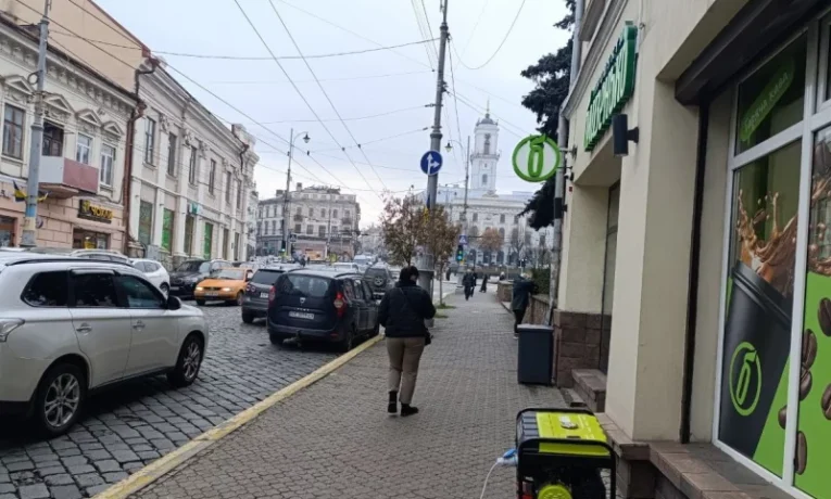 «Ситуація складна, але контрольована»: у “Чернівціобленерго” пояснили, чому відключення світла такі тривалі