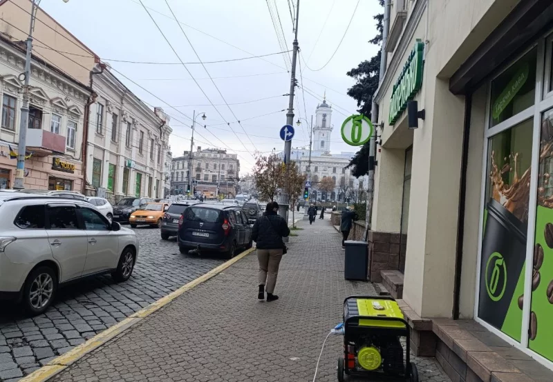 «Ситуація складна, але контрольована»: у “Чернівціобленерго” пояснили, чому відключення світла такі тривалі