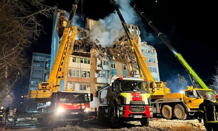 Рятувальники з Буковини долучилися до ліквідації наслідків ракетного обстрілу РФ у Тернополі