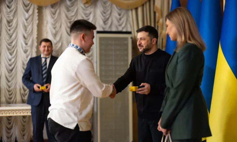 Президент Володимир Зеленський нагородив школяра з Буковини відзнакою “Майбутнє України”