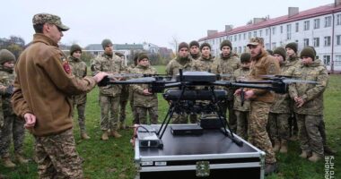 Нацгвардійці підрозділу «Сокіл» провели демонстрацію дронів у Чернівецькому військово-спортивному ліцеї (фото)