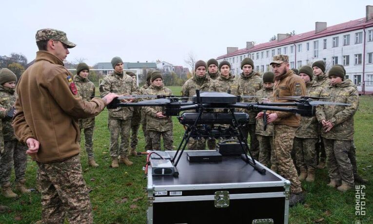 Нацгвардійці підрозділу «Сокіл» провели демонстрацію дронів у Чернівецькому військово-спортивному ліцеї (фото)