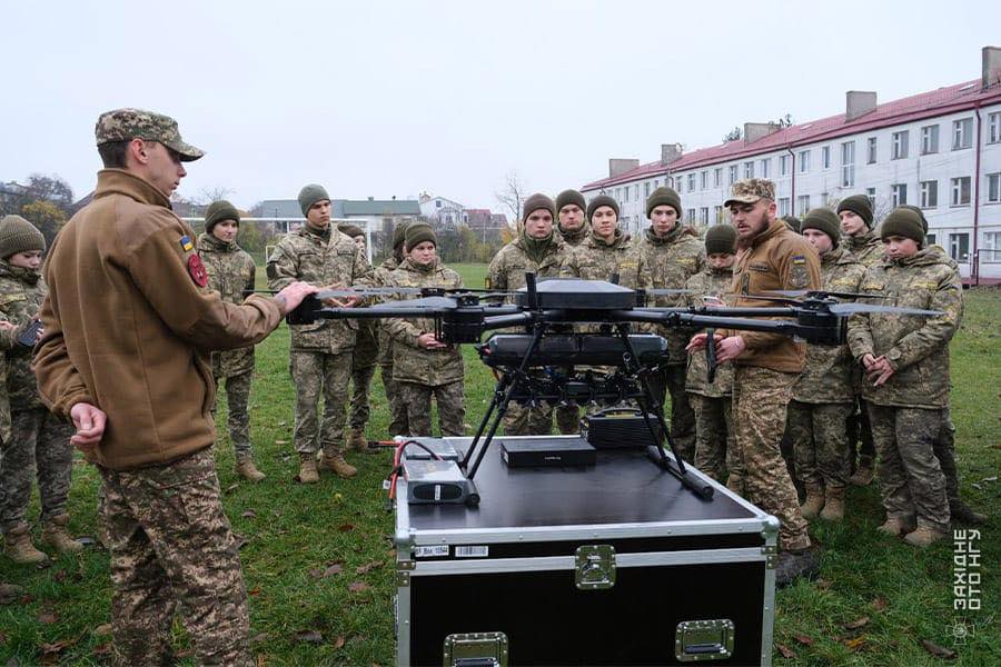 Нацгвардійці підрозділу «Сокіл» провели демонстрацію дронів у Чернівецькому військово-спортивному ліцеї (фото)