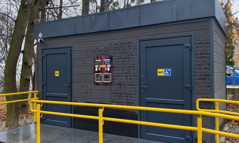 У Чернівцях запрацювала перша модульна вбиральня