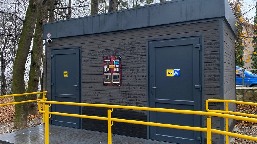 У Чернівцях запрацювала перша модульна вбиральня