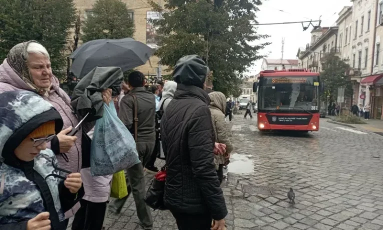 У Чернівцях повернули дві перенесені зупинки громадського транспорту
