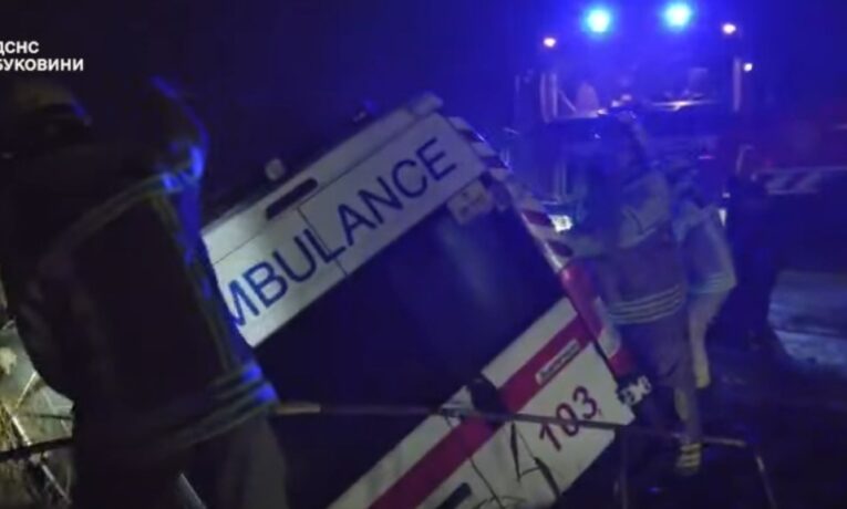 Буковинські рятувальники допомогли відбуксирувати карету швидкої допомоги (відео)