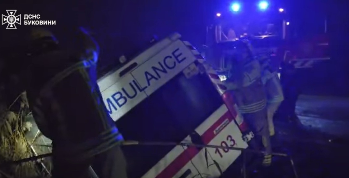 Буковинські рятувальники допомогли відбуксирувати карету швидкої допомоги (відео)