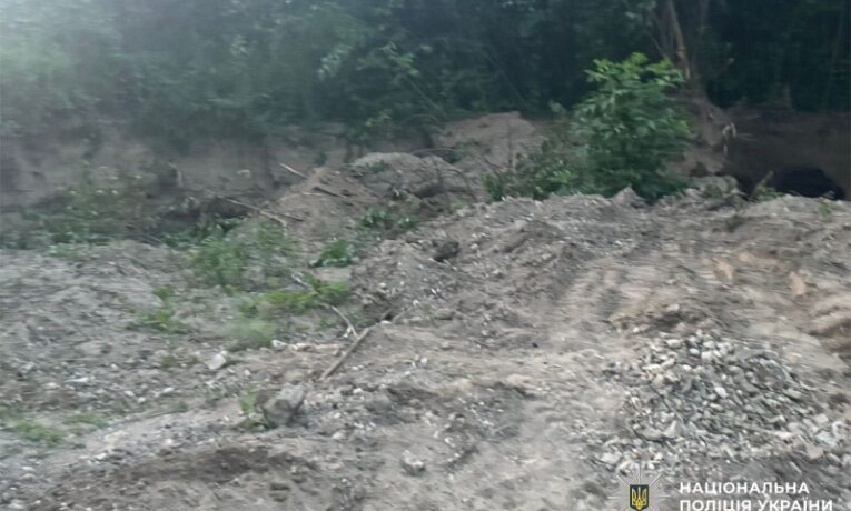 На Буковині трьох братів підозрюють у незаконному видобутку гравійно-піщаної суміші та опорі поліцейським