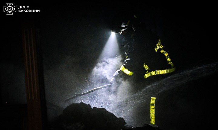 У селі Замостя на Буковині сталася масштабна пожежа на птахофермі: згоріли п’ять тисяч курей (фото)