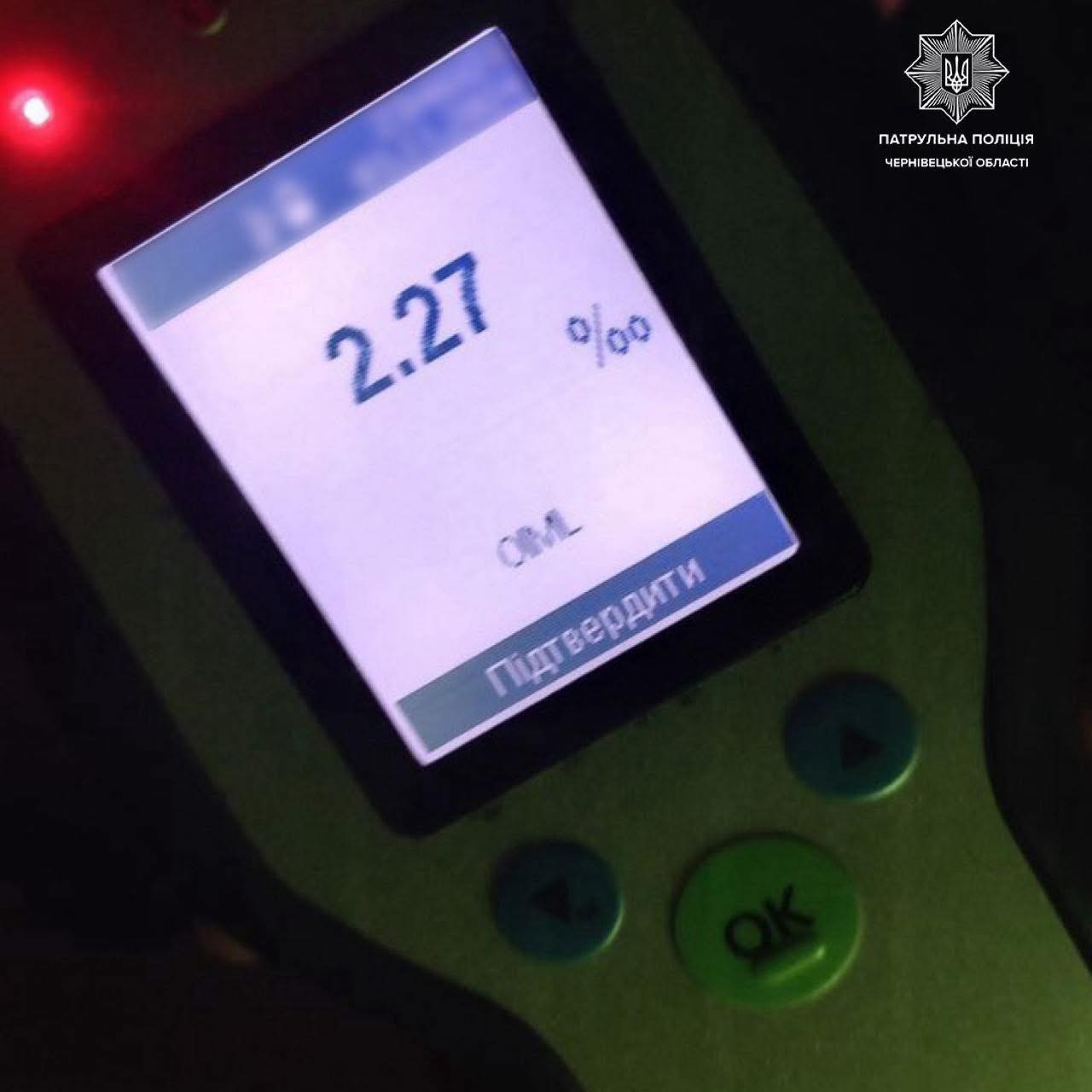 На Буковині водій вантажівки сів за кермо напідпитку — рівень алкоголю перевищував норму у 11 разів