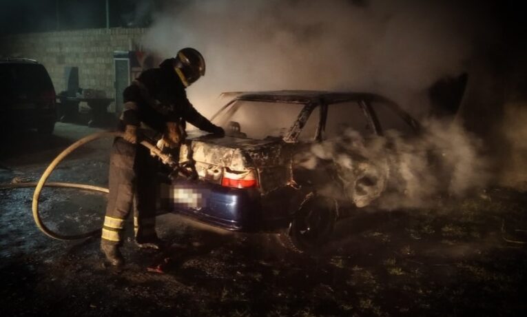 У Чернівцях рятувальники ліквідували пожежу в автомобілі