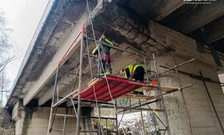 На Буковині відновлюють міст на дорозі до КПП на кордоні з Румунією