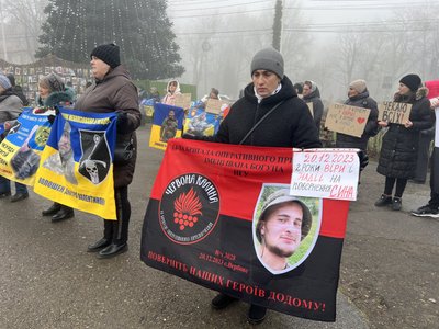 У Чернівцях біля головної ялинки відбулася акція на підтримку родин полонених і зниклих безвісти (фото)