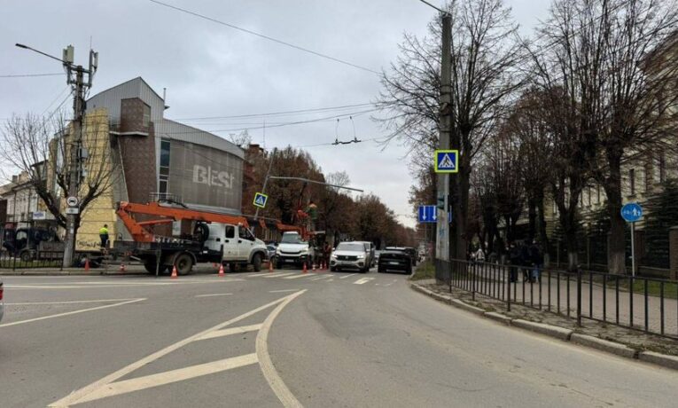 У Чернівцях на перехресті вулиць Садова – Героїв Майдану не працюють світлофори через ДТП