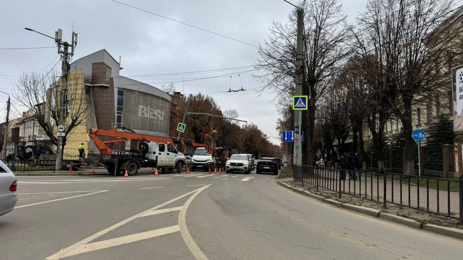 У Чернівцях на перехресті вулиць Садова – Героїв Майдану не працюють світлофори через ДТП