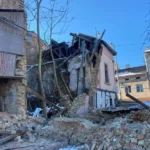 У центрі Чернівців обвалилася частина аварійного будинку на вулиці Шолом-Алейхема (фото)