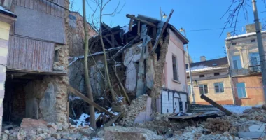 У центрі Чернівців обвалилася частина аварійного будинку на вулиці Шолом-Алейхема (фото)